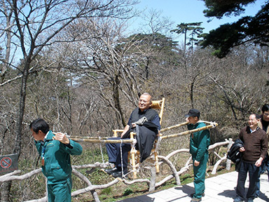 China-Huangshan-Mountain-Habeeb-Salloum-Carried-by-Chair