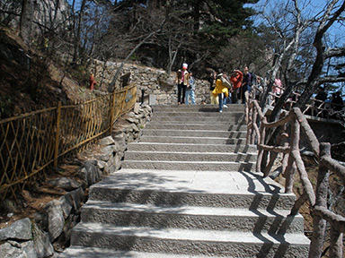 China-Huangshan-Mountain-Stairway-down-the-mountain