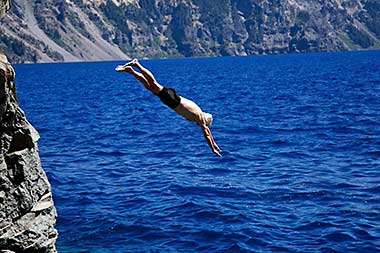 Lee Juilleratdives into Crater Lake